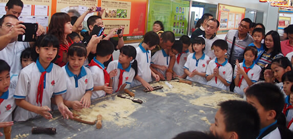 美食飘香三月三 民族交融暖侨心